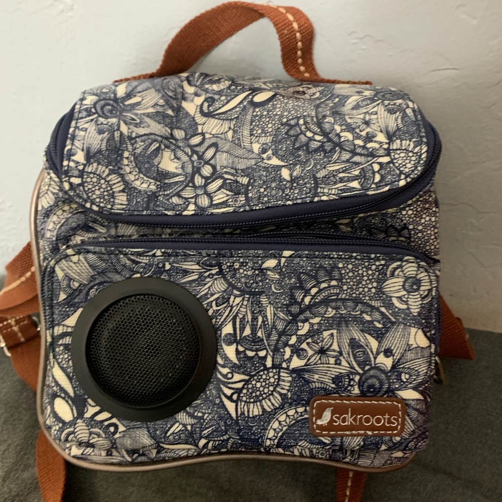 Sakroots Navy and Cream Insulated lunch Bag with Speaker